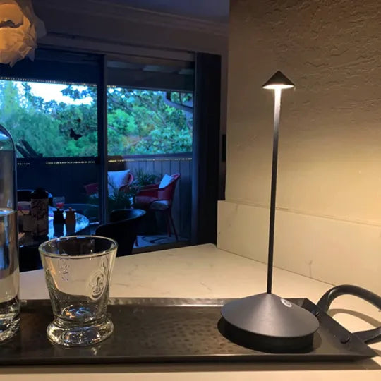 Schwarze LED-Tischlampe auf Küchentheke, modernes Design, energiesparend, stilvolle Beleuchtung.